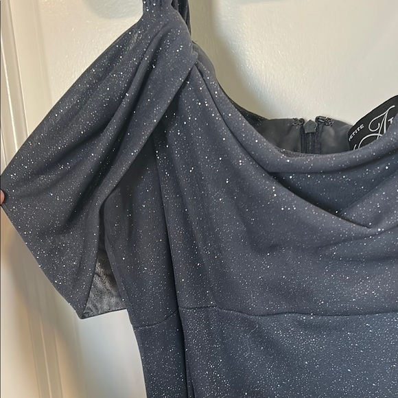 Elegant Alex Evenings Dress - Picture 4 of 9